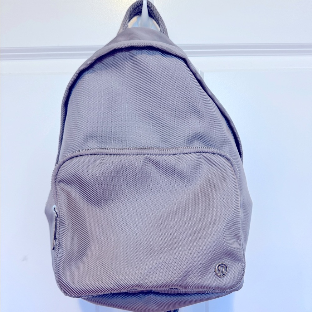 Lululemon Everywhere Backpack
5L Mini
Dark Chrome - Picture 2 of 8